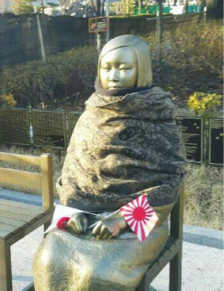 南朝鮮に行って平和の少女像に旭日旗のハチマキを締めてあげたいのですが、やって良いですか？