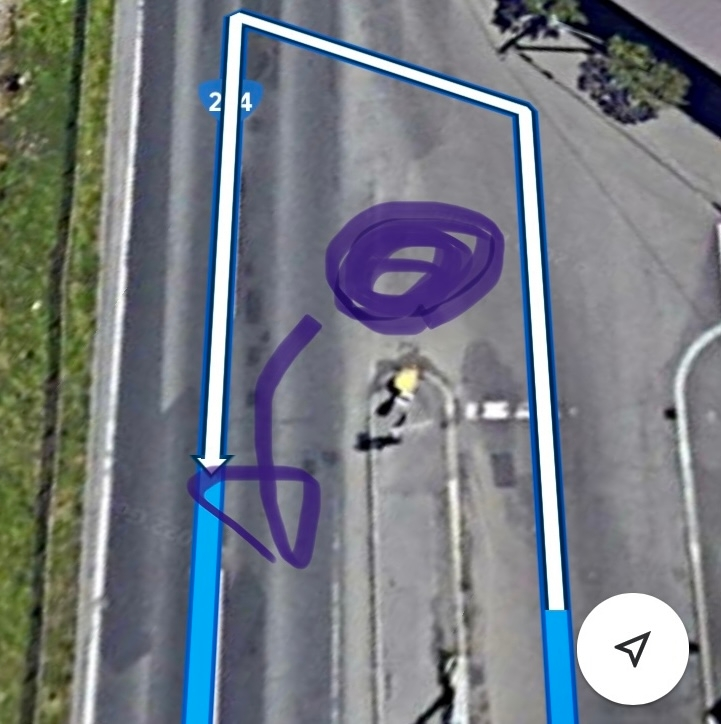 運転初心者です。 画像の道を左折した時、いつも右車線にはみ出てしまいます。なので、左右車線両方車が途切れてから左折するようにしてます。 紫の丸がだいたいの車の位置です。 説明が下手で申し訳ありませんが、画像のような道で右車線にはみ出さないで左折するアドバイスを頂ければ幸いです。