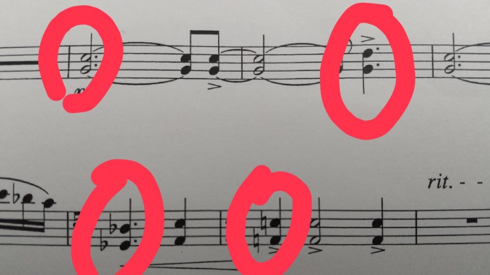 今年からユーフォを吹き始めました。 私は、ピストンが4つ並んでいる物を使っています。そこで、画像にある音符がどのピストンを押すことによって音が鳴るのか分かりません。丸で囲ってあるものが分かりません。回答お願いしますm(_ _)m