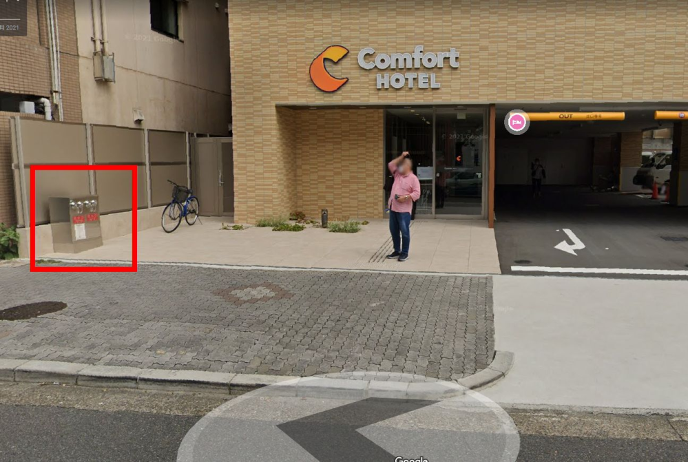 駐車違反になりますか？ この写真は名古屋のコンフォートホテル名古屋名駅南の正面入口の写真ですが、 いまピンク色の服を来た人がいる辺り(タイル貼り)に車を止めて、 お客さんをフロントに連れていきチェックイン(車いす)の手伝いをしようと思います。 この写真の右には送水口？消火栓？のようなものがあります。 タイル貼りはホテルの敷地内だと思われますが、 ここに駐車しても駐車違反にはならないでしょうか？
