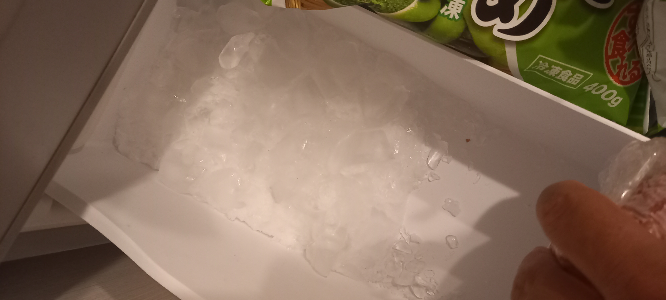 冷蔵庫の製氷室にこびりついている氷をとる良い方法はありますか？