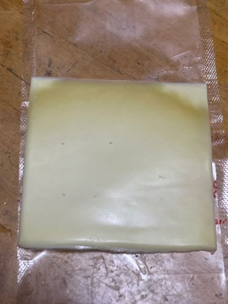 至急！消費期限5月のとろけるスライスチーズの色が1部緑っぽく変わっていました。カビでしょうか…？気づかずに1枚食べてしまいました。