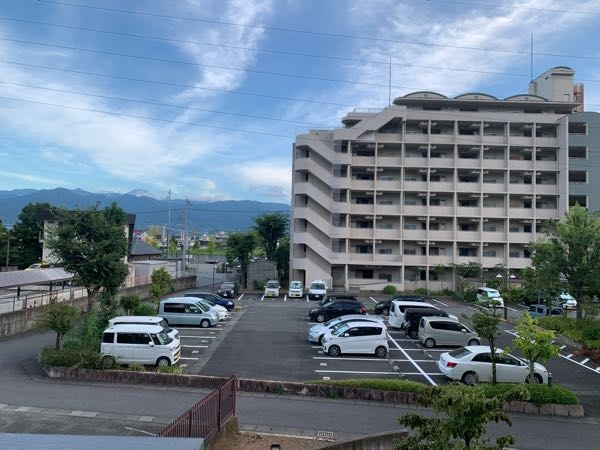 こちら山梨県の和戸団地から撮った写真でしたが、こちらの写真が映ってる山は富士山でしょうか。 よろしくお願いいたします。