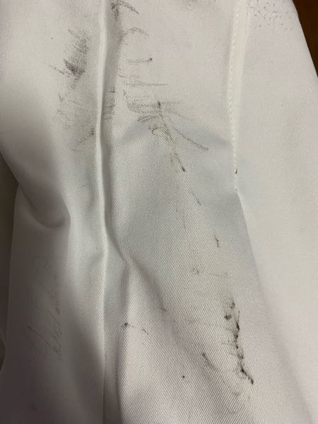 白いズボンに黒い汚れが着いてしまいました。選択しても落ちないんです