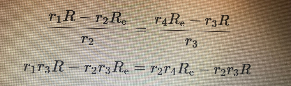 式展開について教えてください。 上の式から下の式での計算では、分母が消去されてます。 それぞれの分子にr2とr3を掛けるのは分かりますが、なぜ分母が無くなるのかが分かりません