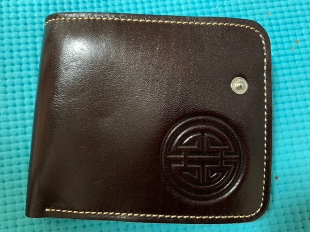 みなさんこんにちは。 モンゴルの友人から貰った財布なのですが見たことないブランドです。 わかる方いらっしゃいますか？ よろしくお願い致します。
