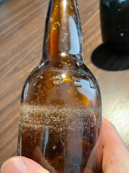 海で瓶を拾いましてカタカナ文字で物珍しかったので持ち帰ってみたのですがたいして珍しいものでもないのでしょうか？ アサヒビールの633mlの瓶でカタカナで「アサヒビール」と書いてます。 なんなら最新の瓶のゴミでしょうか？