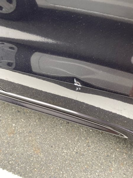 この車の凹みは修理する時にドア交換になりますか？ それとも部分修理で治るのでしょうか