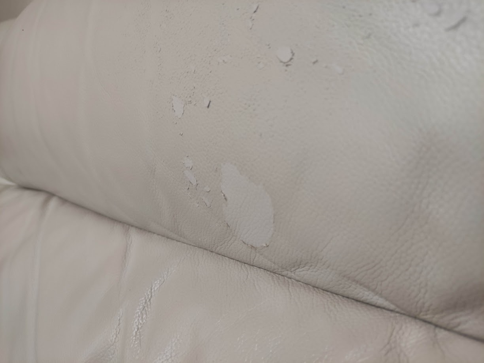 本革のソファーなんですが、表面がはがれてきました。 コーティングか何かでしょうか？ 日焼けで皮膚の皮がむけるような感じです。 修復方法がありましたら、教えてください。
