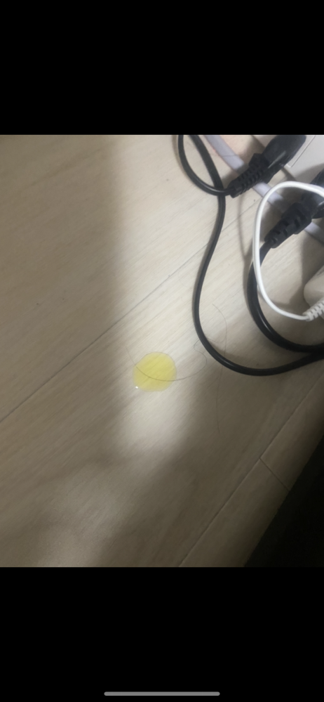 床にこのような黄色い液体が落ちていたのですが、何かわかる方いますか。 写真、髪の毛絡まってきて汚くて失礼します。 エアコンから汚い汁が出てきたのかと思ってみたのですが、これは勉強机の下の床でコー...