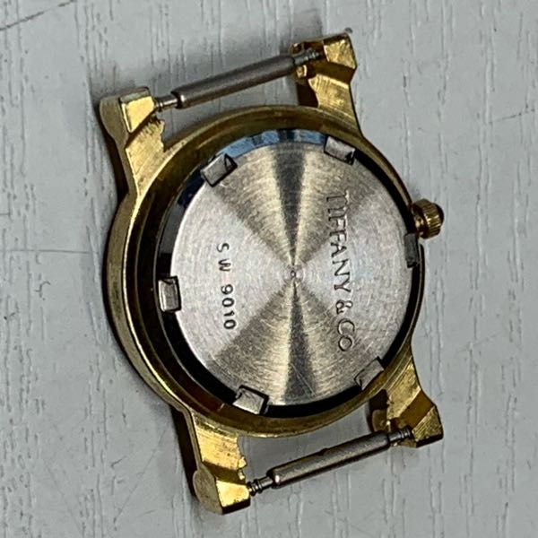 ティファニーのアトラスミニなのですが、18金の刻印が無くSW9010と刻印があり、ステンレススクリューバックです。こちらの時計は18金でしょうか？ 詳しい方教えて下さい。