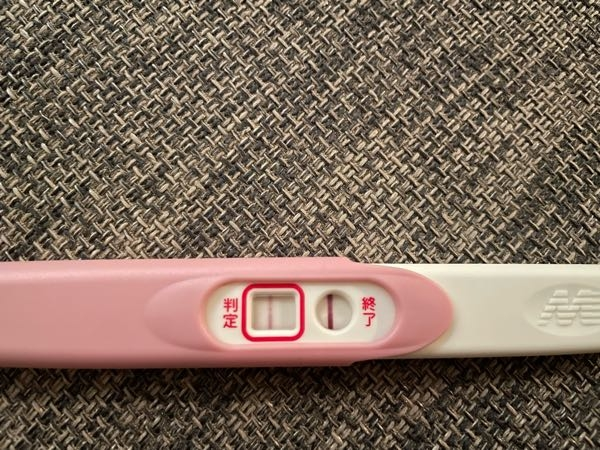 最終月経7/4 SEX7/30 以降、生理が来なくて（予定は8/1でした） 妊娠検査薬を使ったら写真のようになりました。 線が薄い気がするのですが、妊娠しているでしょうか？