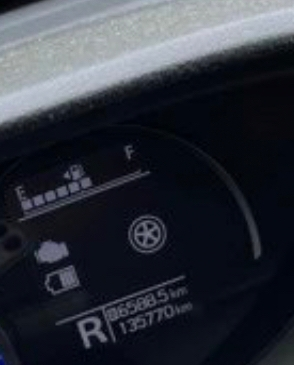 スズキソリオハイブリッド の表示灯で これは何を表しているものでしょうか？ エンジン警告灯の下にメーターがあって 謎のマークに向けて矢印が向いています。