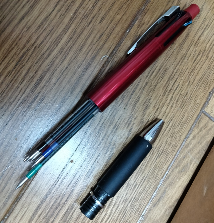 このボールペンのなおしかたを教えてください。回して外したら戻ら