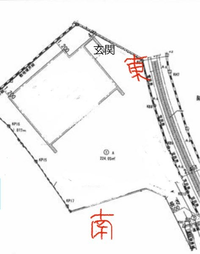 至急！！間口が狭い72坪土地にカーポート2台分の位置

画像のような土地に新築を建てております。
カーポート2台分を西側に付けると、折角の土地が車の切り返しに使うことがメインとなり、 家の前に付けると日差しが悪くなるイメージがあります。
ちなみに一階の南側に玄関側から和室、リビング、ダイニングが並んでおります。

家からどのくらい離すのがベストか、
どの位置にどう付けるのがオススメなのか客観...