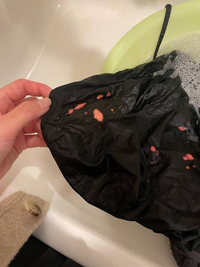 黒い服に漂白剤がかかってしまいピンクになりました液体洗剤でつけおき Yahoo 知恵袋