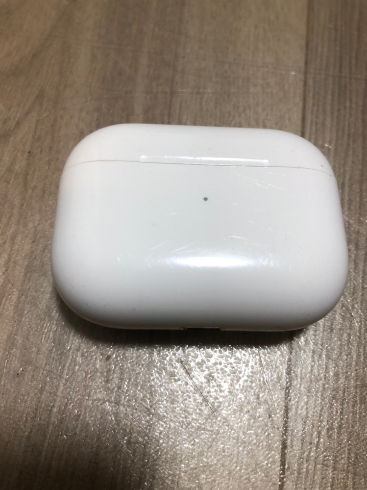 AirPodsproのケースやイヤホン本体に浅めのひっかき傷のようなものが複