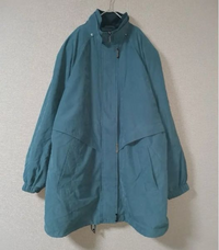 至急 大学生です。画像のミドル丈のコートを買うか迷っているのですが、ダサくなりやすいというか人を選ぶデザインだと思いますか…？ 