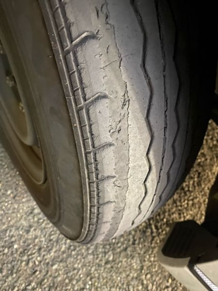 タイヤの状態に詳しい方！タイヤの皮が剥がれてる？画像...』 トヨタ 