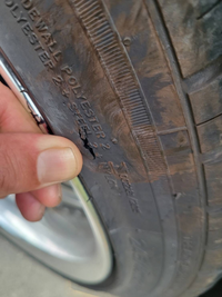 タイヤを擦ってしまい 写真の通り亀裂 裂け が生じてしまいました Yahoo 知恵袋