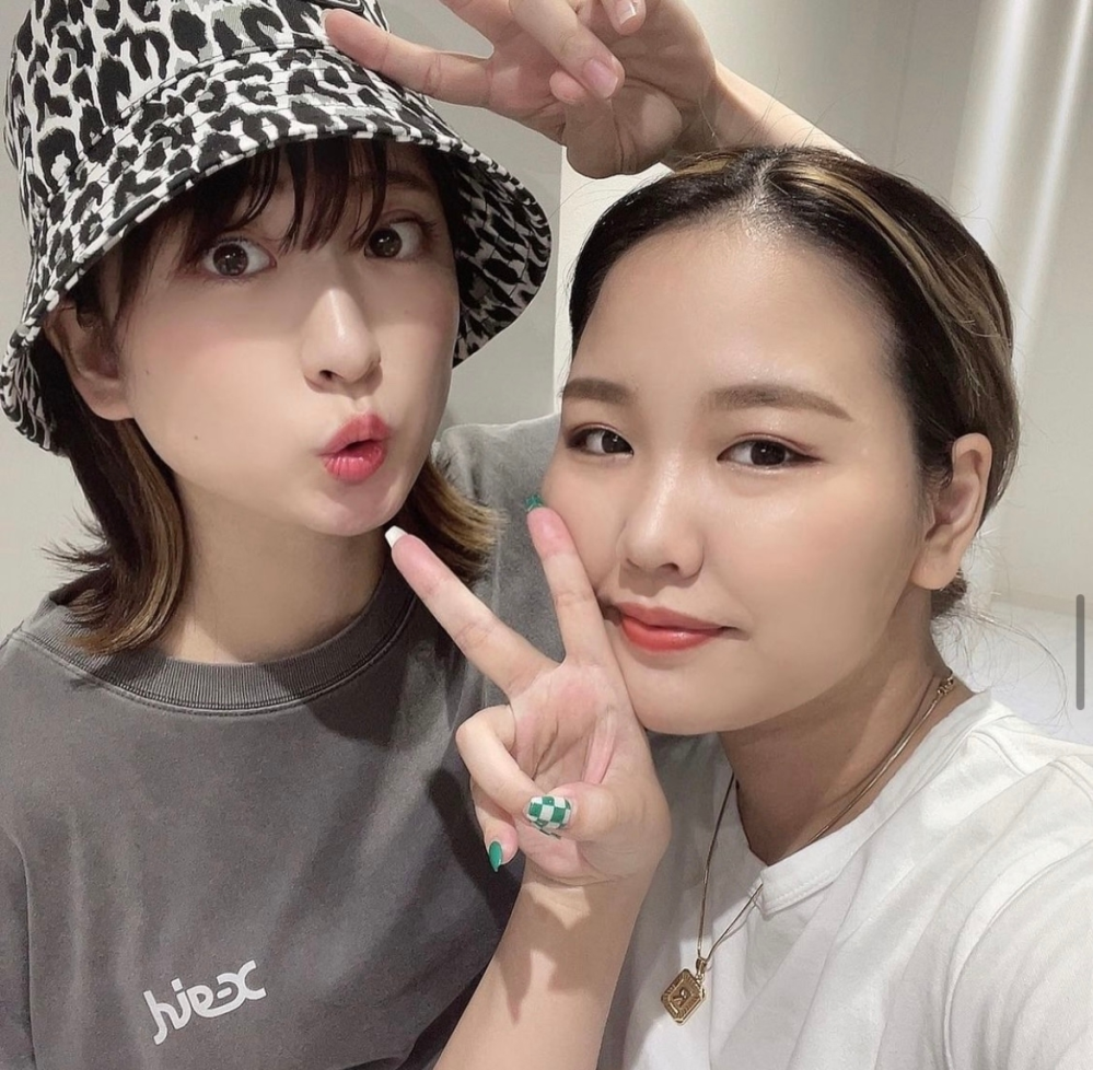 平成フラミンゴのりほちゃん 写真右の方です がつけているこのネック Yahoo 知恵袋