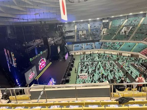 Akbの武道館の写真に衝撃を受けました 埋められないのでステージを迫り出させ Yahoo 知恵袋