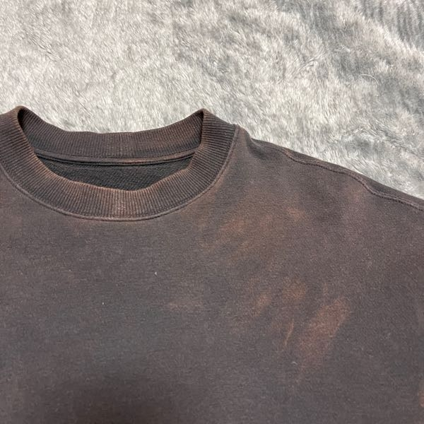 買ったばかりの服を洗濯したら、一部だけ色落ちして写真のようになって