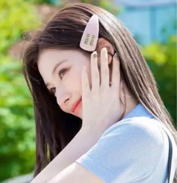 このtwiceのサナちゃんが付けているmiumiuのヘアピンはもうオンライン