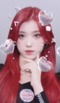 拾い画失礼しますm(_ _)m
この画像の顔の周りにあるハートのエフェクトって何のアプリですか？ 