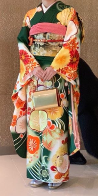 薄いオレンジ色に重口のスワトウ刺繍の訪問着 着物 
