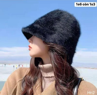 冬の北海道での服装

年明けに北海道へ旅行に行かせて頂きます。
北海道では、屋外にいる際に帽子等何も着用していないと痛みが出ると聞きましたが、どれほどのものでしょうか、、？ 写真のようなバケットハットではとても耐えられませんか？