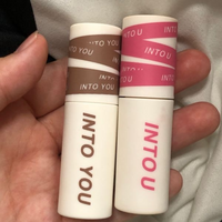 intouのリップを購入したのですが、
右は店舗で左はメルカリで購入しました。
youとuの違いはありますか？
左は偽物なのでしょうか、、、？ 