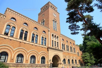 青山学院大学と一橋大学ならどちらが良いでしょうか？
東京都在住の高校生ですが、将来は一流企業で働きたくて、偏差値や就職実績、知名度を見ると明らかに青山学院の方が上です しかし、青山学院だと学費が高いしお金持ちの方々との付き合いになってしまい、お金がありません

仕方なく一橋大学を受験するべきでしょうか？

ちなみに僕の高校(日比谷)の先輩方はみんな、早稲田、慶應義塾、上智、明治、立教、法政、...