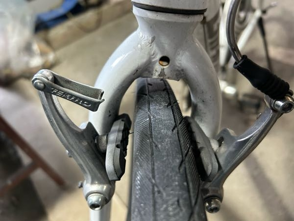 自転車　空気なし　ブレーキ故障 引き取り希望の場合3000¥ 自転車でブレーキが壊れたんですがこれって何を直せばいいのか分かりま