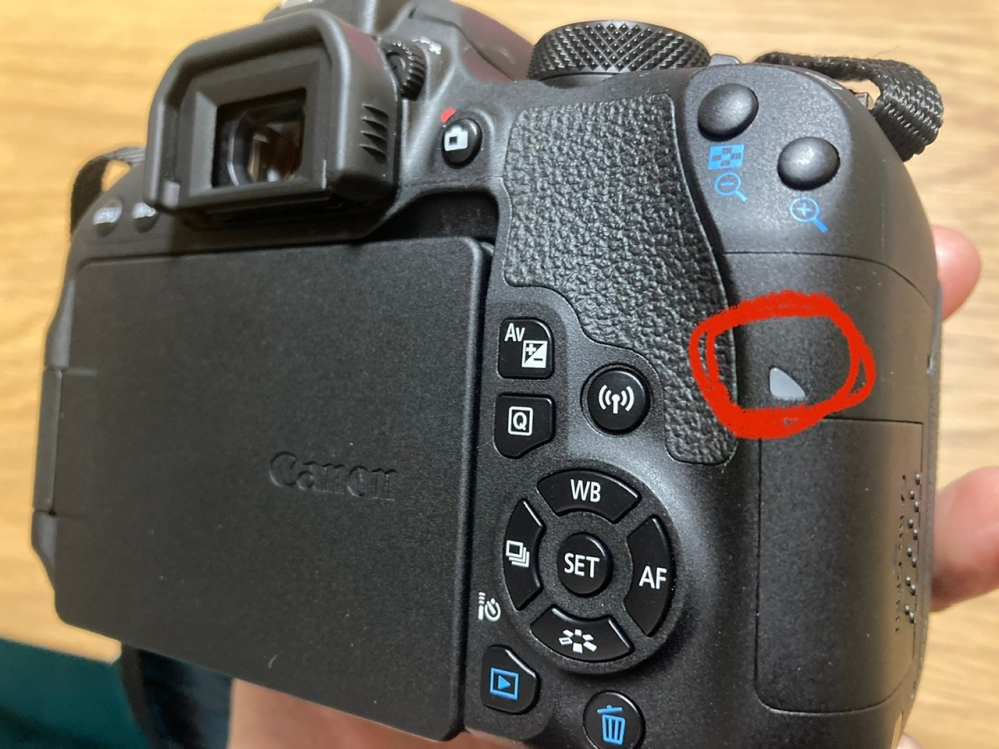 EOSKISSX9iを購入したのですが電源をつけるとここが赤く点滅 EOSKISSX9iを購入したのですが電源をつけるとここが赤く点滅