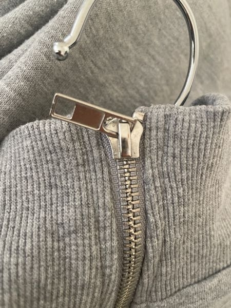 チャックがこのように傾いてしまって元に戻らないのですが