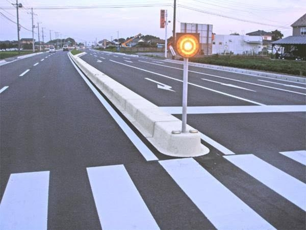 このような柵のない、中央分離帯を、ランクルとかで、乗り』 スズキ