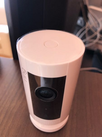 この写真のRing という監視防犯カメラについてです。
❶電源のON/OFFはコンセントの抜き差しで行うのでしょうか
❷このカメラ本体の上についているボタンは何に使うのでしょうか この2点、お願いします。