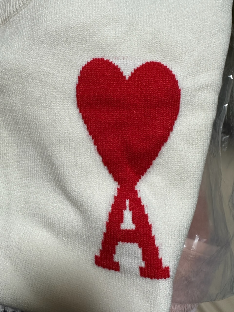 アミパリスのニットをメルカリで購入し届いたのですがハートの刺繍の上 
