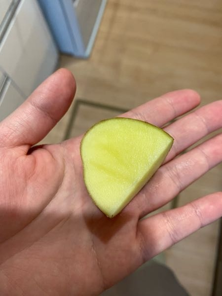 これはちょっと緑っぽいですか？？買ってきたばかりのじゃがいもなので