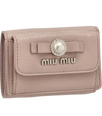 MIUMIUに似ている財布を教えてください

写真のようなMIUMIUのマドラスレザーのミニウォレットに似たお財布を知りませんか？
ちょっと金額が高くて買えないので。。 量産型の女の子が持っているようなリボンやビジューが付いたものが知りたいです。

宜しくお願い致します。