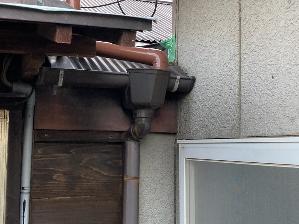 雨樋について。 雨樋を確認したところ、横樋にとんでもなくゴミが... - 教えて！しごとの先生｜Yahoo!しごとカタログ