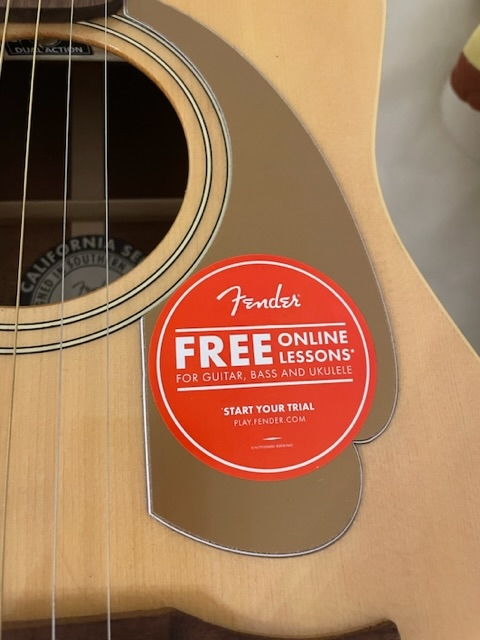 先日Fenderのアコギを買ったのですが、ピックガードについている