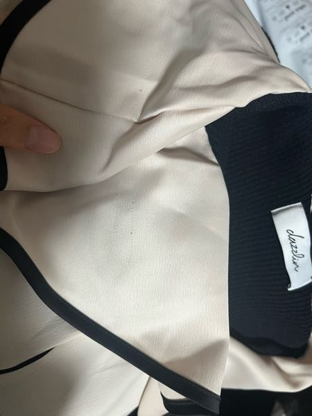 メルカリで未使用に近いという服を購入しましたが、襟にほつれ？が 