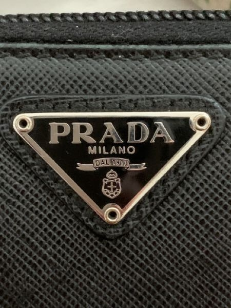 こちらのPRADAは本物でしょうか？！LAMPO製ファスナーなどは確認しまし