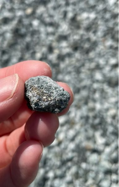 庭の砂利によくこんな金色のキラキラしたものが混じっているんですが