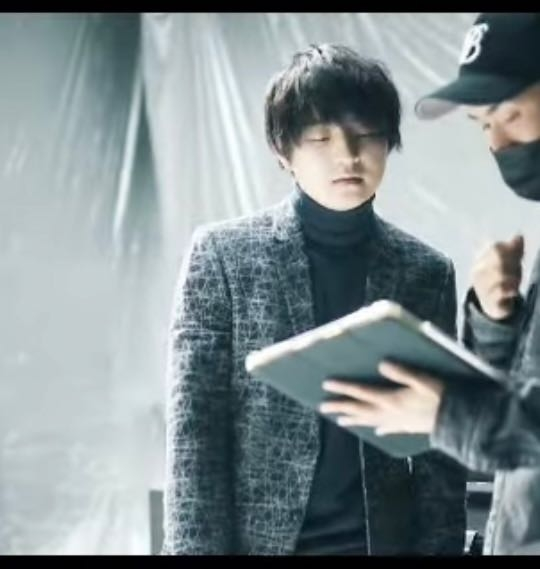 official髭男dismのsubtitleMVにVo藤原聡さんが着用して - Yahoo!知恵袋