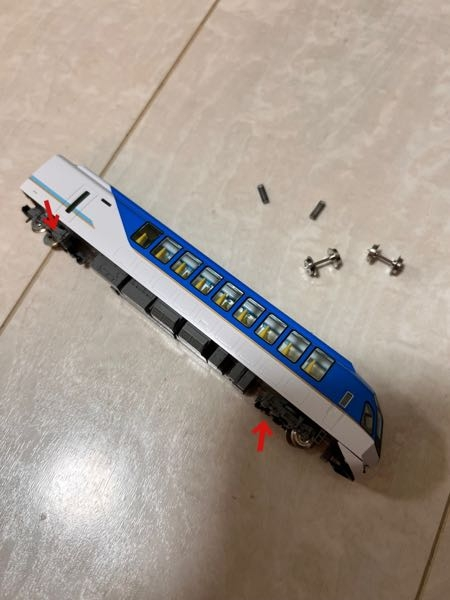 鉄道模型のNゲージ、走行しようとする前に足で踏んじゃって車輪が壊れ 
