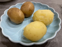 じゃがいもを茹でました

新じゃがで芽も出てないし見た目も綺麗なんですが、
食べた瞬間から喉がイガイガのようなピリピリのような、、

これはアクなのか
毒なのか、わかりますか？ 美味しいのに、不安です…泣