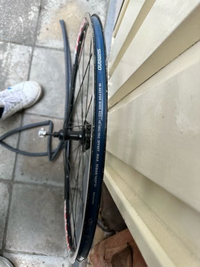 ロードバイクのチューブの交換をしたいのですが、初心者でどれを買えば良いか分かりません。分かる方いれば教えて下さい。 ホイールの内側にありました。 